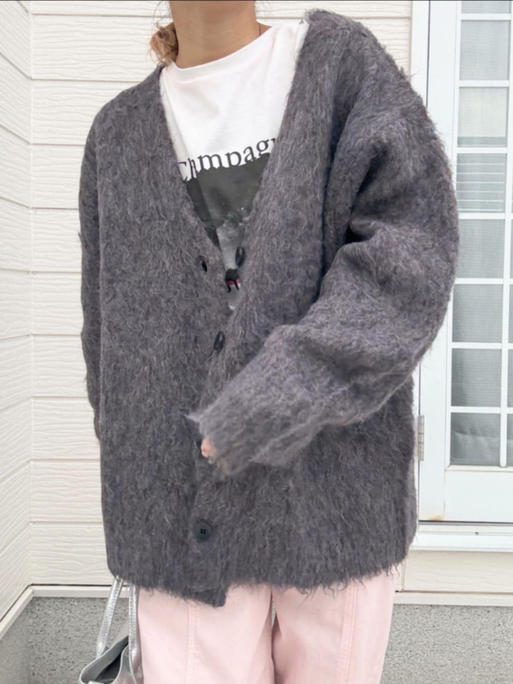 ホワイト系のTシャツ/カットソー、シルバー系のトートバッグ、ブラウン系のカーディガン/ボレロを着用したレディースの冬コーディネートの5枚目の写真