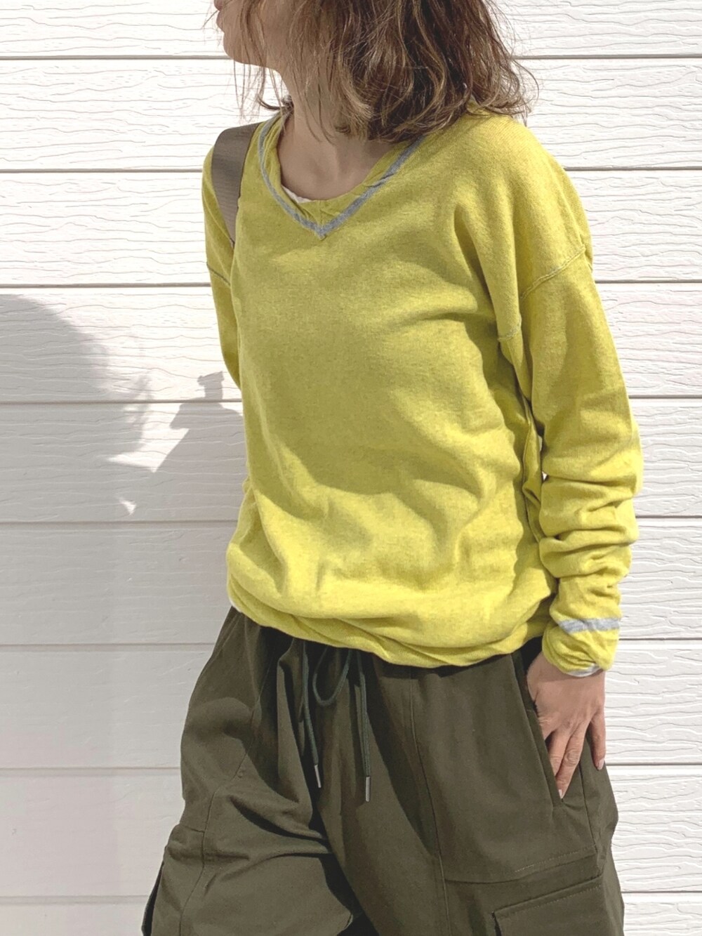 グリーン系のその他パンツ、ベージュ系のショルダーバッグ、グリーン系のニット/セーターを着用したレディースの冬コーディネートの3枚目の写真