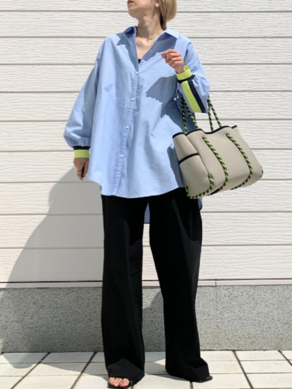 ブラック系のその他パンツ、ブルー系のシャツ/ブラウス、グレー系のトートバッグを着用したレディースの春コーディネートの2枚目の写真