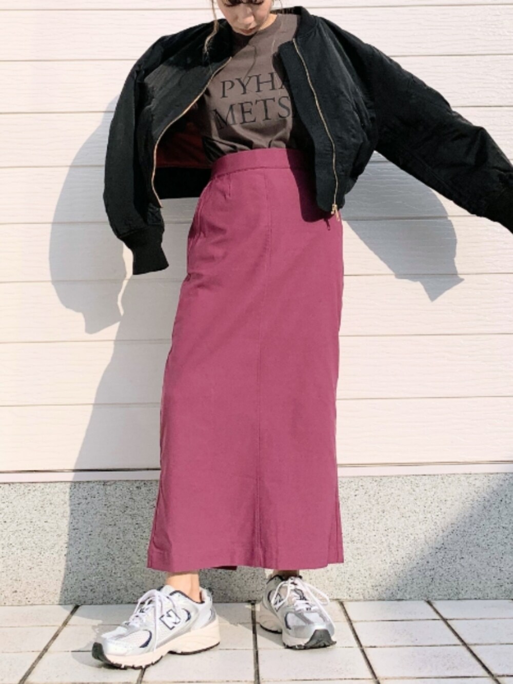グレー系のTシャツ/カットソー、シルバー系のスニーカー、パープル系のスカートを着用したレディースの秋コーディネートの2枚目の写真