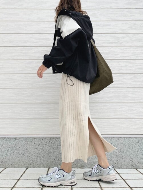 New balance ターコイズブルーセーターとグレージュスカート New balance ターコイズブルーセーターとグレージュスカート 季節・丈