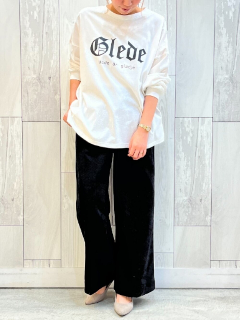 グリーン系のハンドバッグ、ブラック系のその他パンツ、ホワイト系のTシャツ/カットソーを着用したレディースの冬コーディネートの2枚目の写真