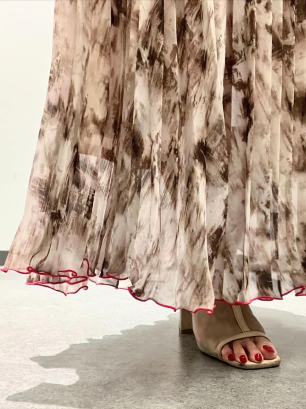 ベージュ系のスカート、ベージュ系のブルゾン、グレー系のTシャツ/カットソーを着用したレディースの秋コーディネートの4枚目の写真