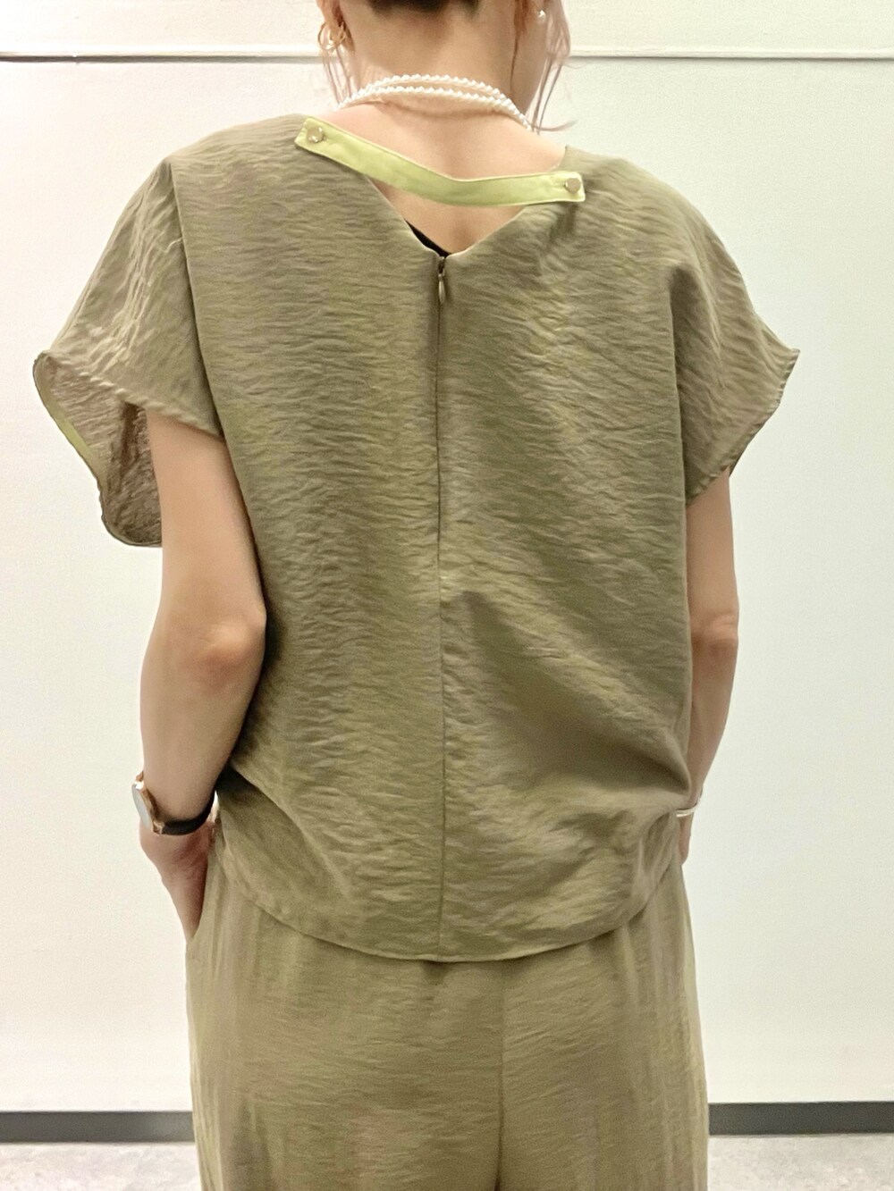 ベージュ系のトートバッグ、グリーン系のシャツ/ブラウス、グリーン系のその他パンツを着用したレディースの夏コーディネートの5枚目の写真