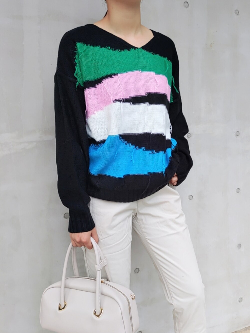 ホワイト系のその他パンツ、ホワイト系のボストンバッグ、ブラック系のニット/セーターを着用したレディースの秋コーディネートの3枚目の写真