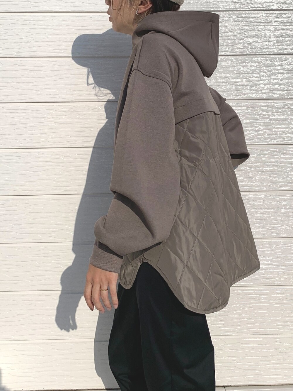 ブラック系のその他パンツ、ホワイト系のショルダーバッグ、ベージュ系のブルゾンを着用したレディースの秋コーディネートの5枚目の写真