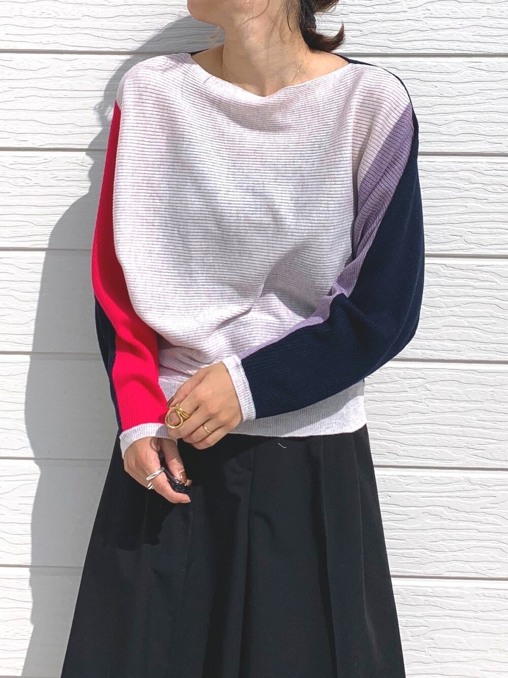 ブラック系のブーツ、ブラック系のその他パンツ、ブルー系のニット/セーターを着用したレディースの秋コーディネートの3枚目の写真