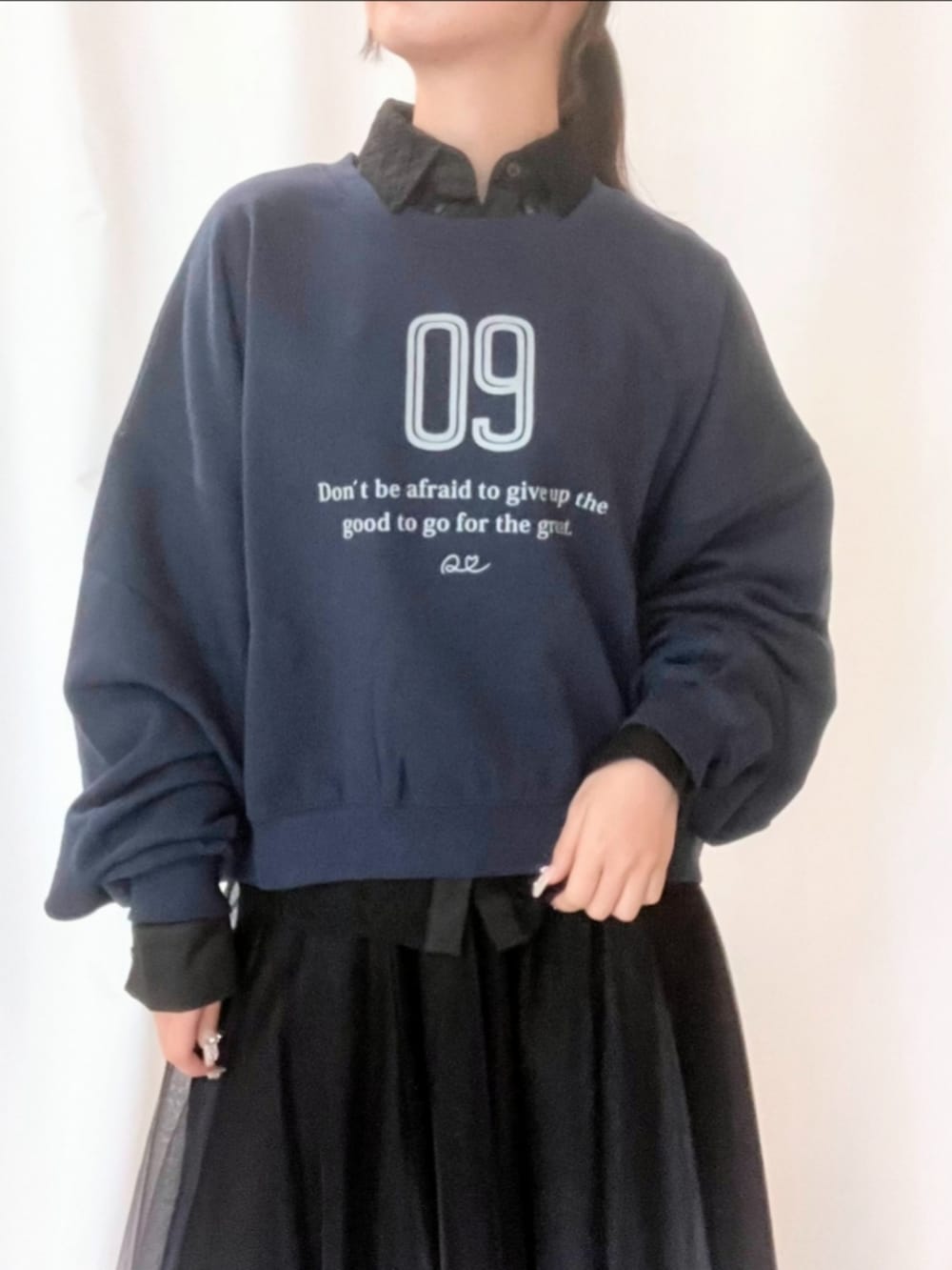 ブラック系のスカート、シルバー系のスニーカー、ブルー系のスウェットを着用したレディースの冬コーディネートの3枚目の写真