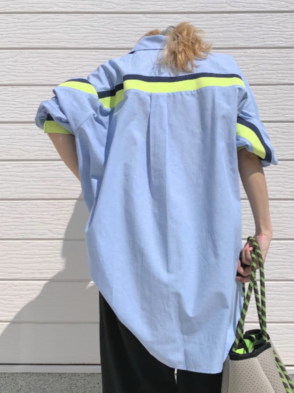 ブラック系のその他パンツ、ブルー系のシャツ/ブラウス、グレー系のトートバッグを着用したレディースの春コーディネートの5枚目の写真