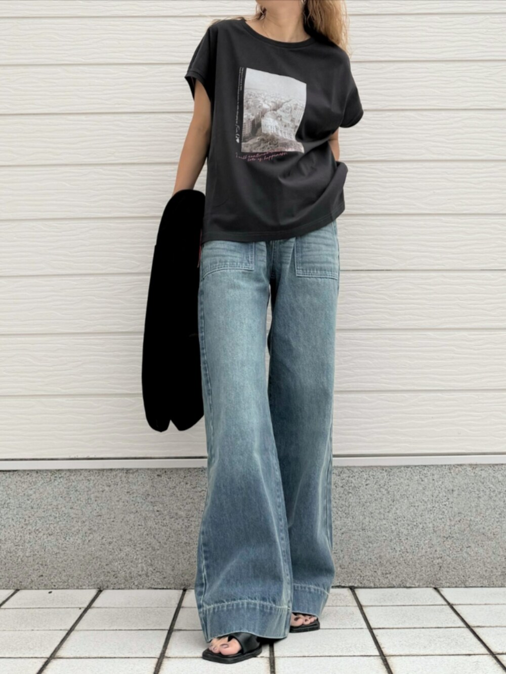 ブラック系のサンダル、ブラック系のパーカー、グレー系のTシャツ/カットソーを着用したレディースの夏コーディネートの2枚目の写真