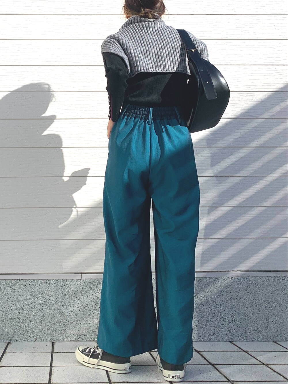 ブルー系のその他パンツ、ブラック系のショルダーバッグ、ブラック系のニット/セーターを着用したレディースの冬コーディネートの3枚目の写真