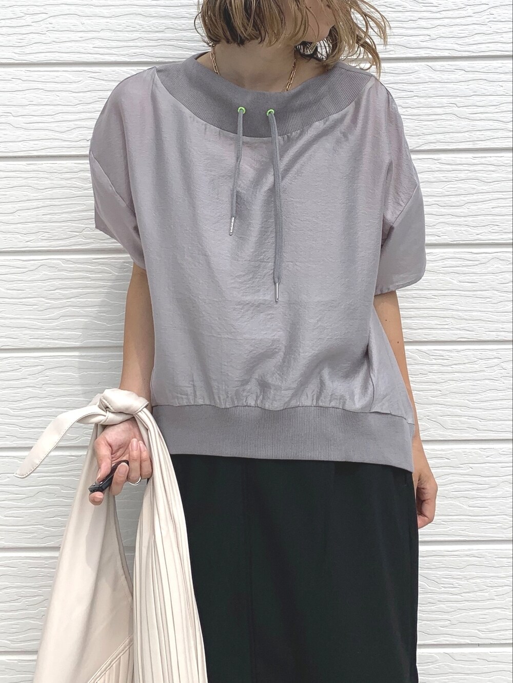 グレー系のTシャツ/カットソー、ホワイト系のスニーカー、ブラック系のスカートを着用したレディースの夏コーディネートの3枚目の写真