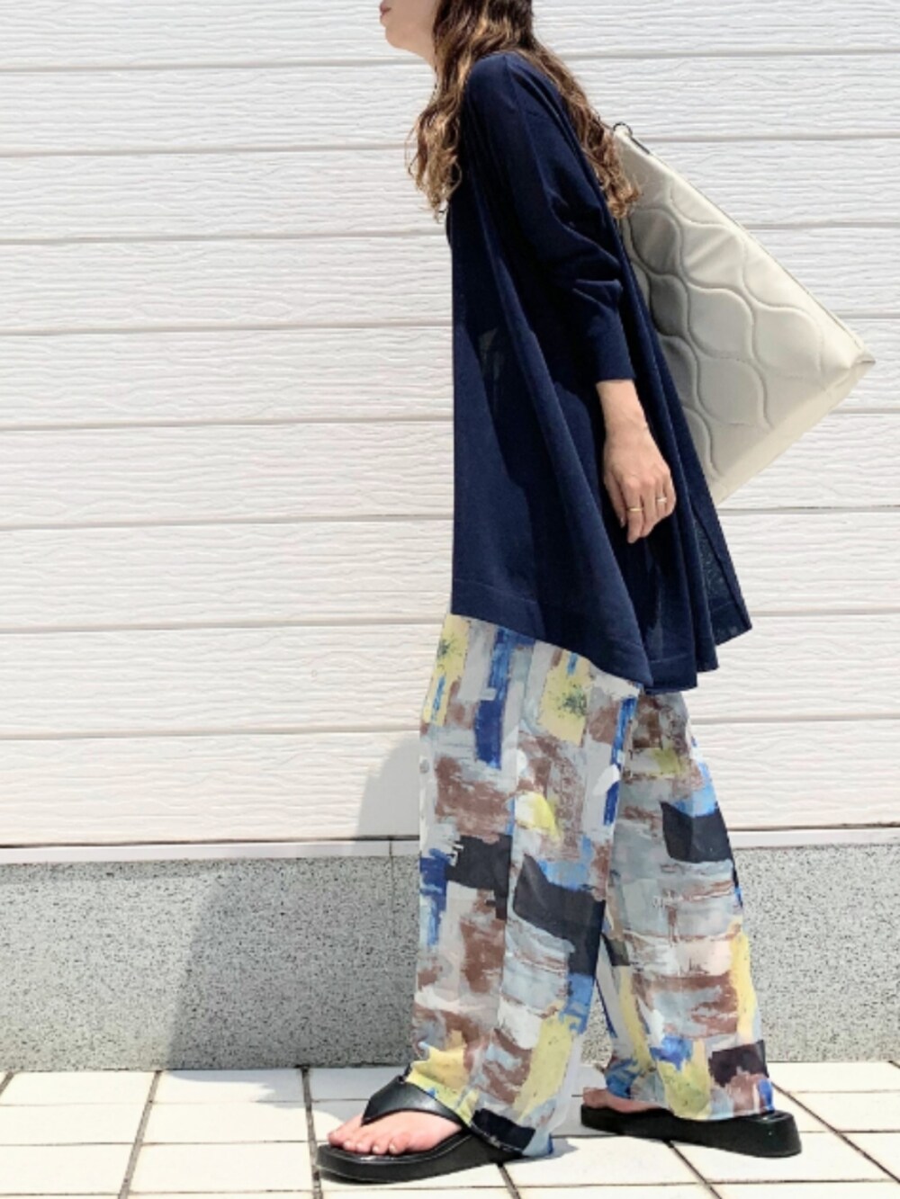 ブルー系のその他パンツ、ホワイト系のハンドバッグ、ブラック系のキャミソールを着用したレディースの夏コーディネートの2枚目の写真