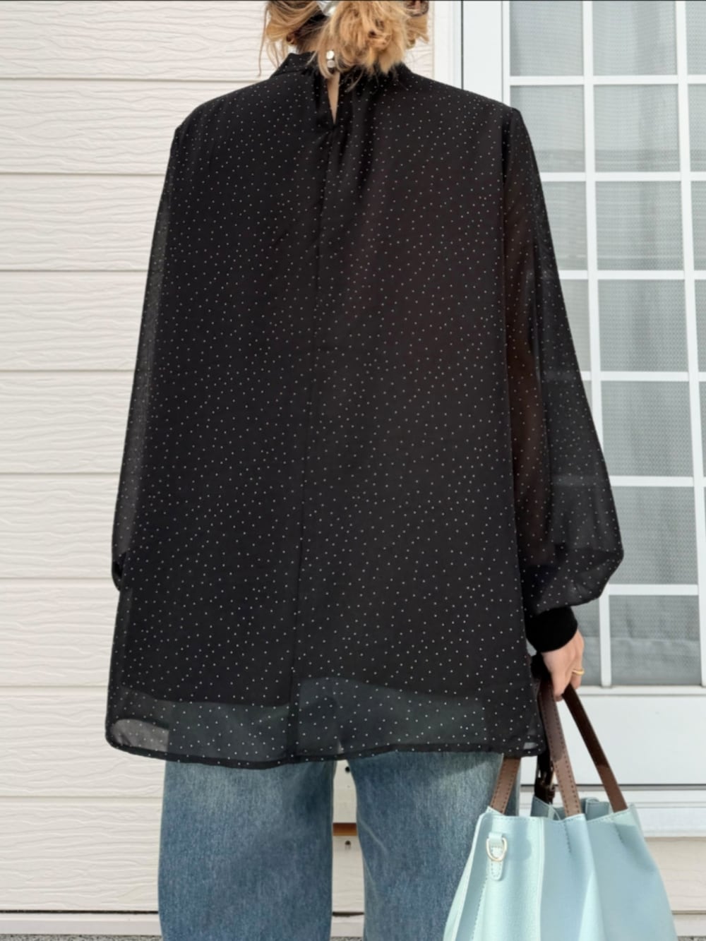 ブルー系のデニムパンツ、その他のシャツ/ブラウス、ブルー系のトートバッグを着用したレディースの冬コーディネートの4枚目の写真