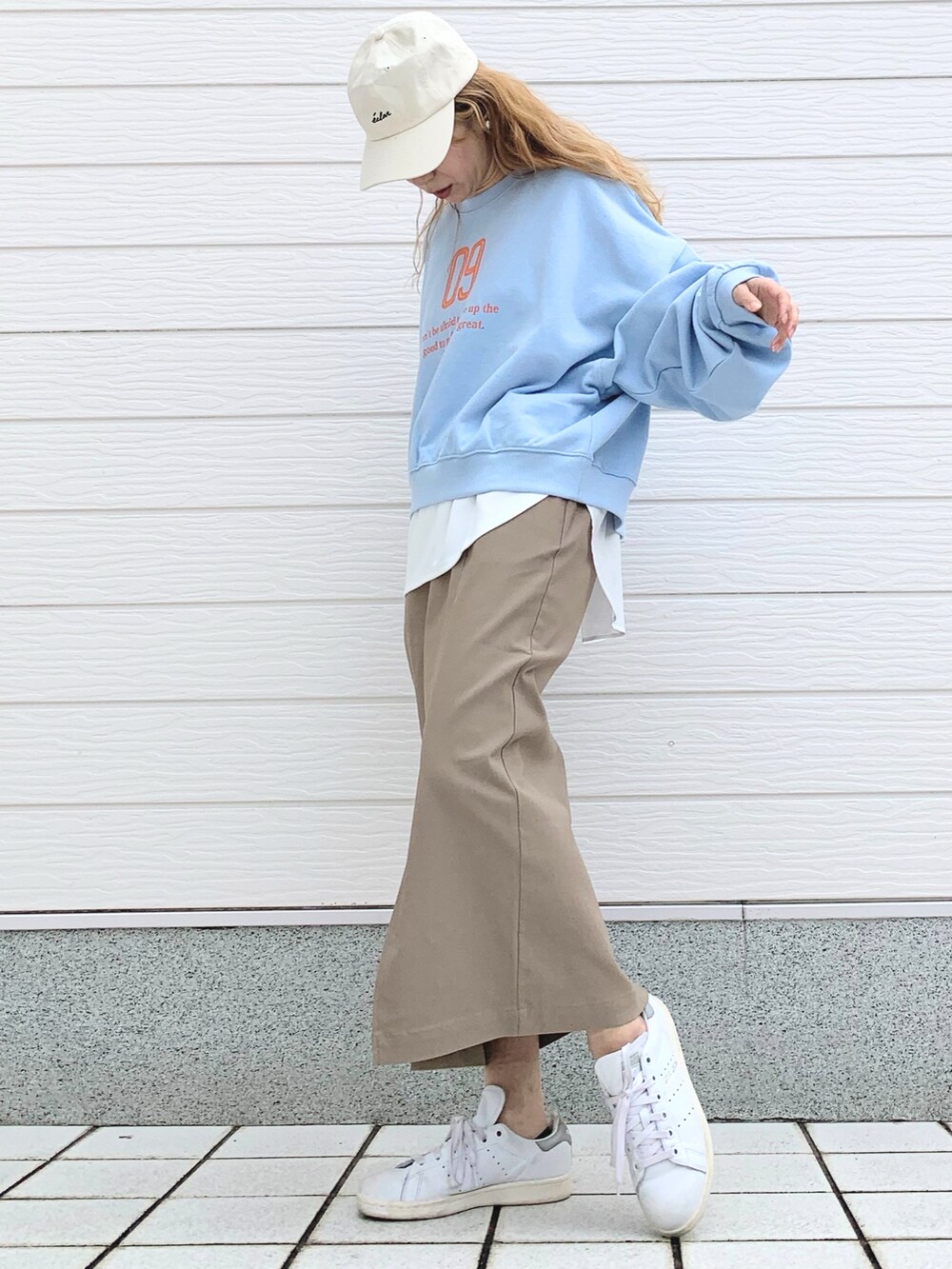 ブルー系のスウェット、ホワイト系のTシャツ/カットソー、ホワイト系のスニーカーを着用したレディースの冬コーディネートの2枚目の写真