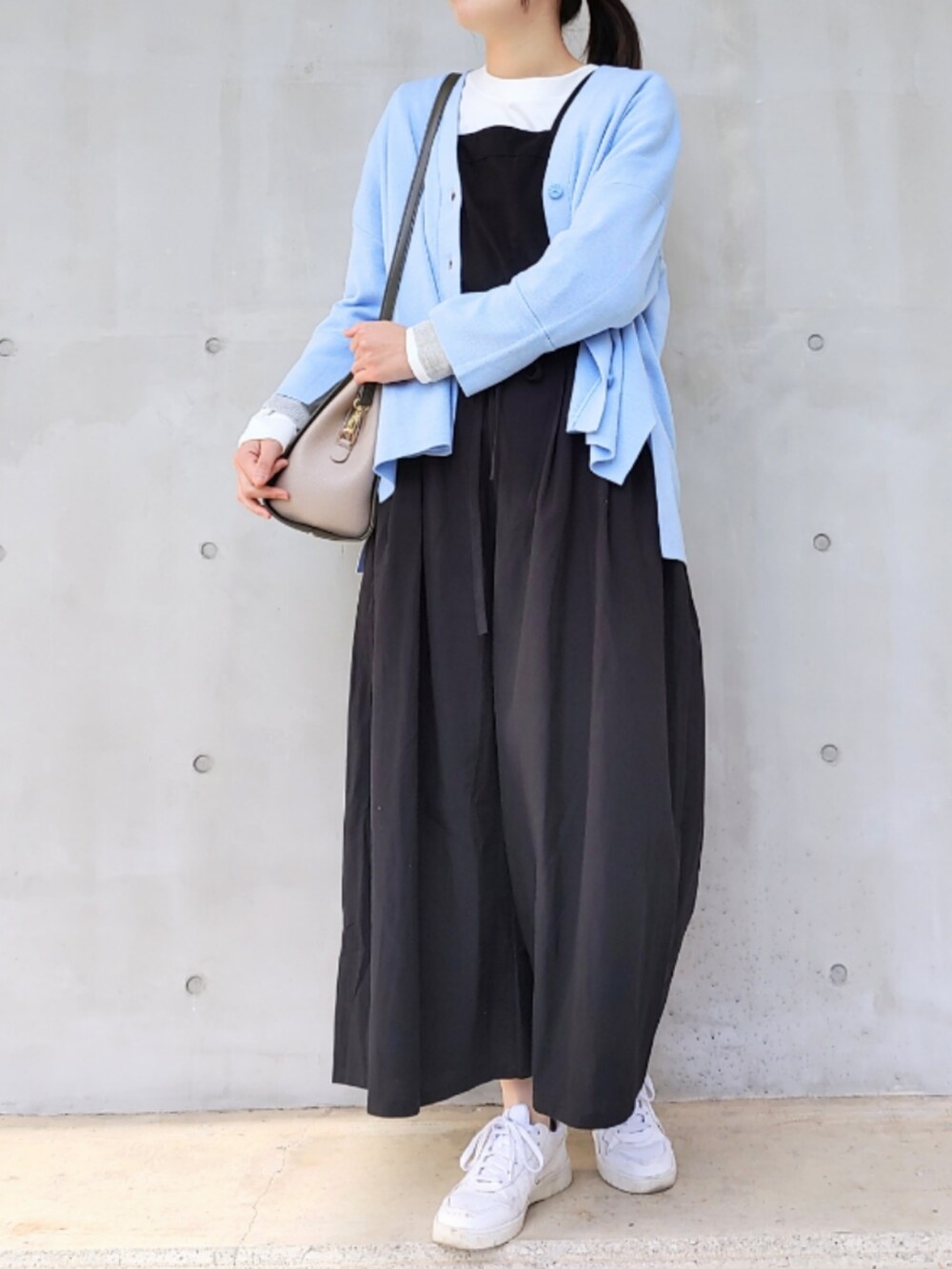 ホワイト系のトートバッグ、ホワイト系のスニーカー、ホワイト系のTシャツ/カットソーを着用したレディースの冬コーディネートの2枚目の写真