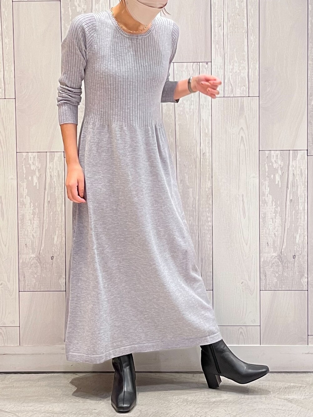 グリーン系のショルダーバッグ、グレー系のワンピースを着用したレディースの秋コーディネートの4枚目の写真