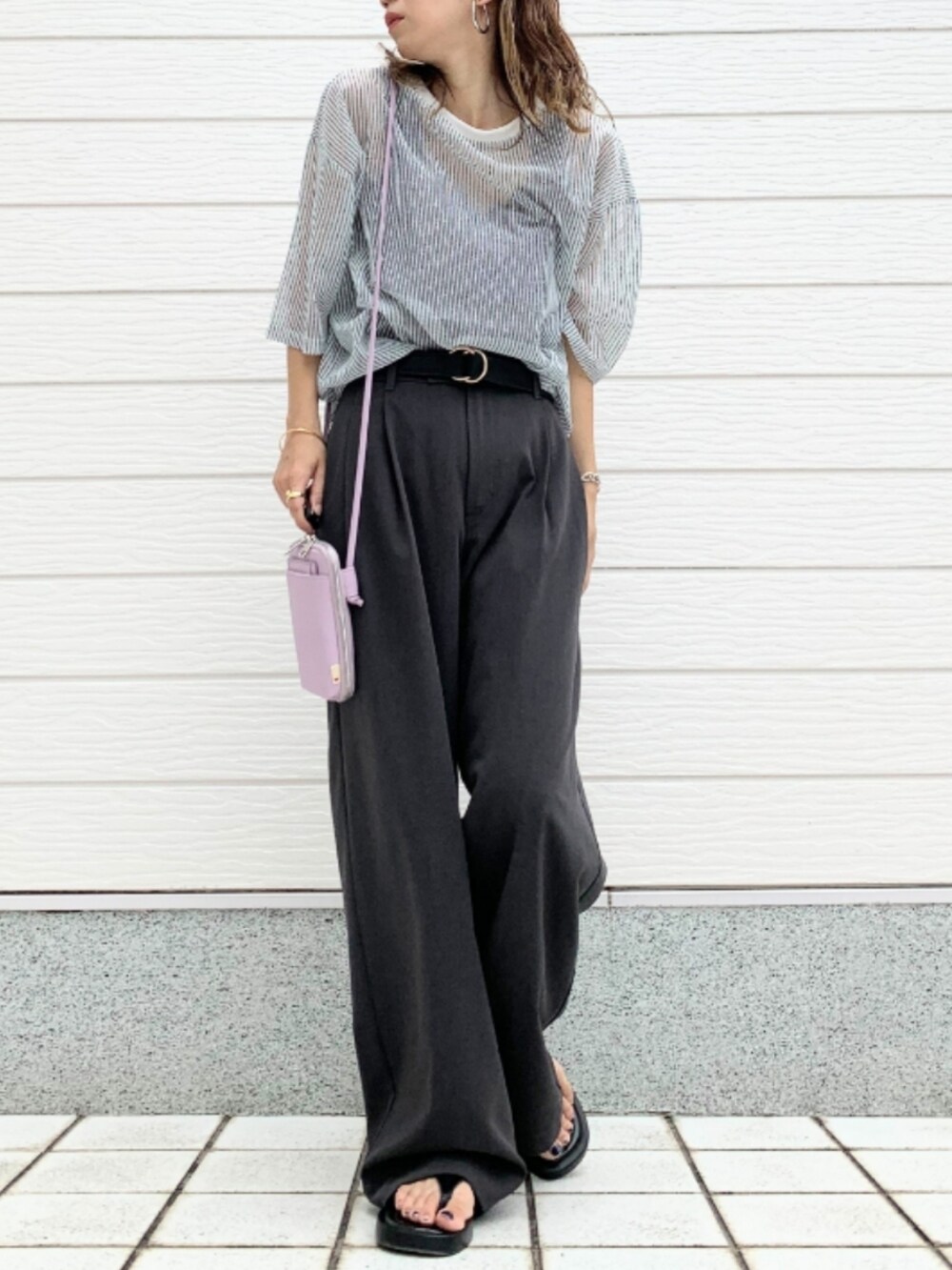 グレー系のその他パンツ、パープル系のショルダーバッグ、ホワイト系のTシャツ/カットソーを着用したレディースの夏コーディネートの2枚目の写真