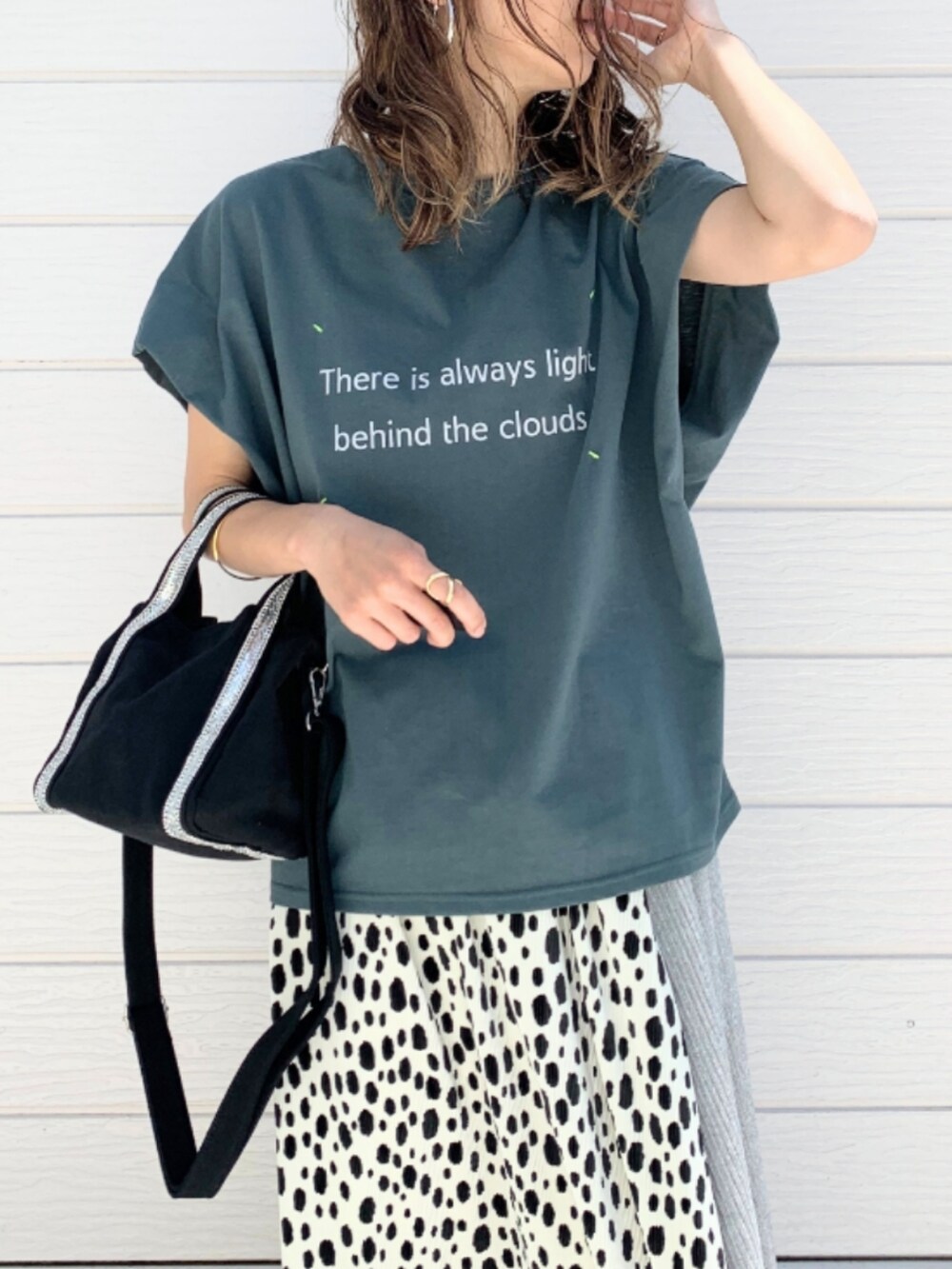 グリーン系のTシャツ/カットソー、ホワイト系のスカートを着用したレディースの春コーディネートの4枚目の写真
