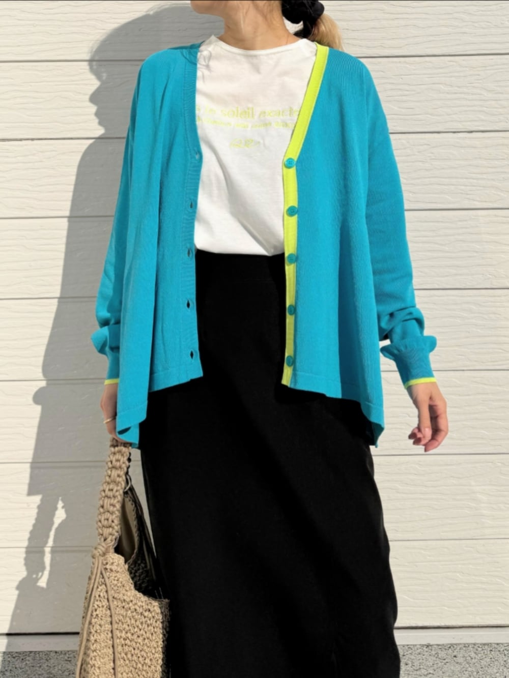 ブラック系のサンダル、ホワイト系のTシャツ/カットソー、ベージュ系のトートバッグを着用したレディースの冬コーディネートの4枚目の写真