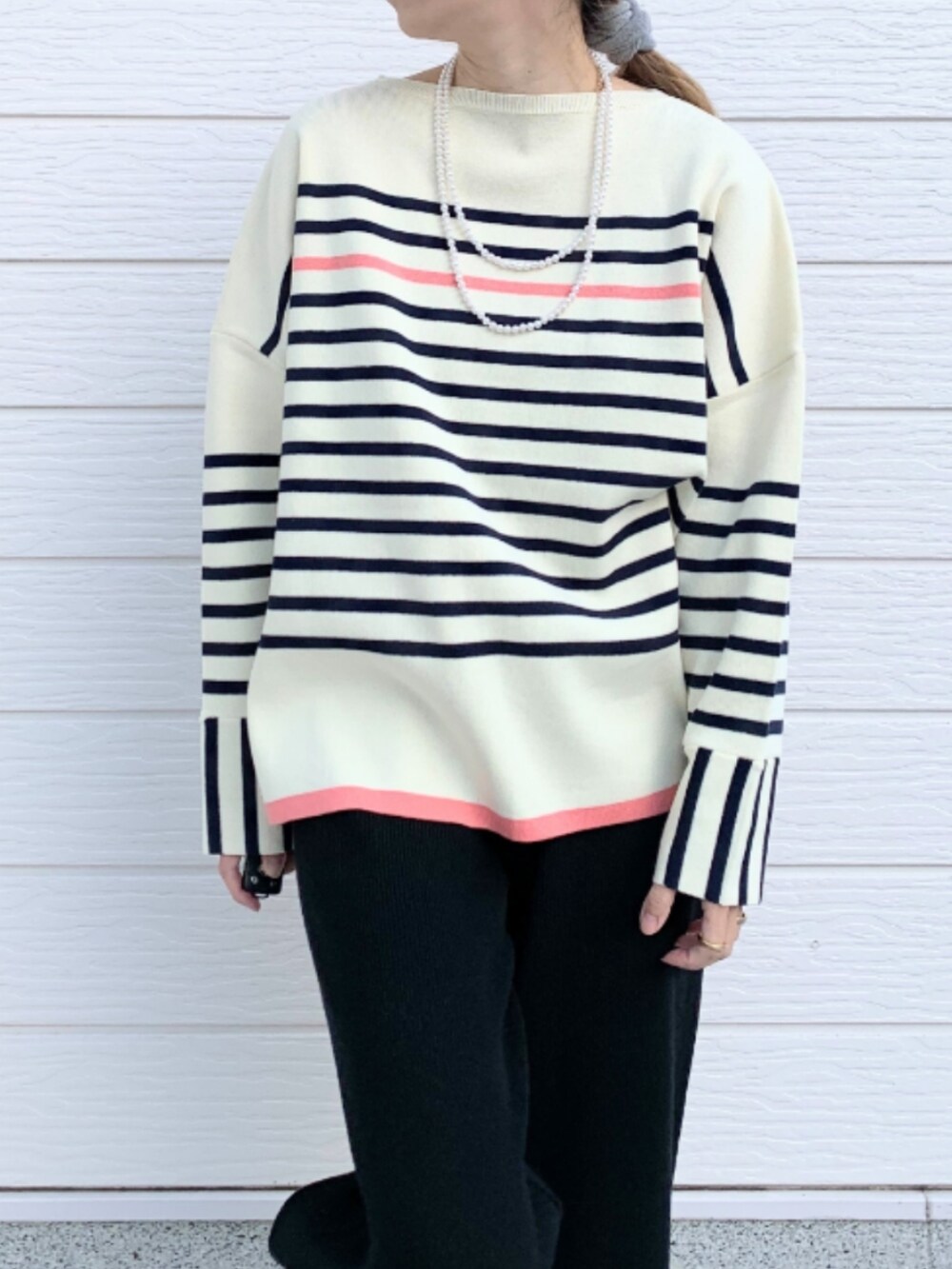 ブラック系のその他パンツ、シルバー系のスニーカー、ブルー系のトートバッグを着用したレディースの冬コーディネートの3枚目の写真