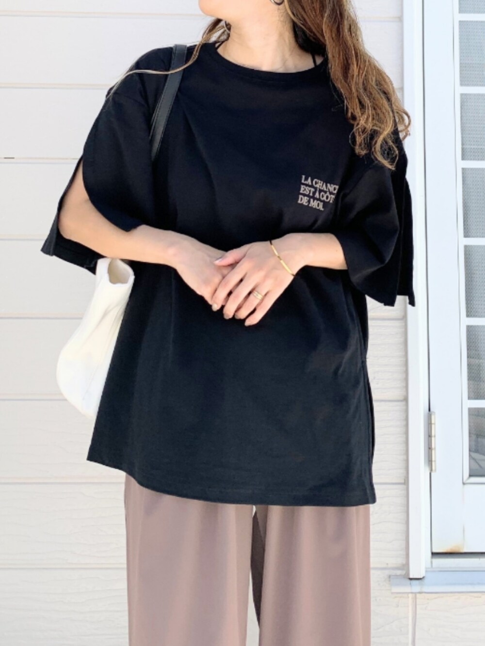 ブラウン系のその他パンツ、ブラック系のTシャツ/カットソーを着用したレディースの春コーディネートの4枚目の写真