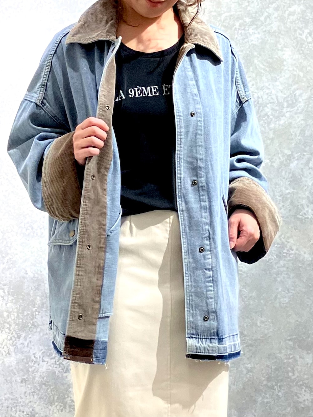 ブルー系のブルゾン、ホワイト系のスカート、ブラック系のTシャツ/カットソーを着用したレディースの秋コーディネートの4枚目の写真