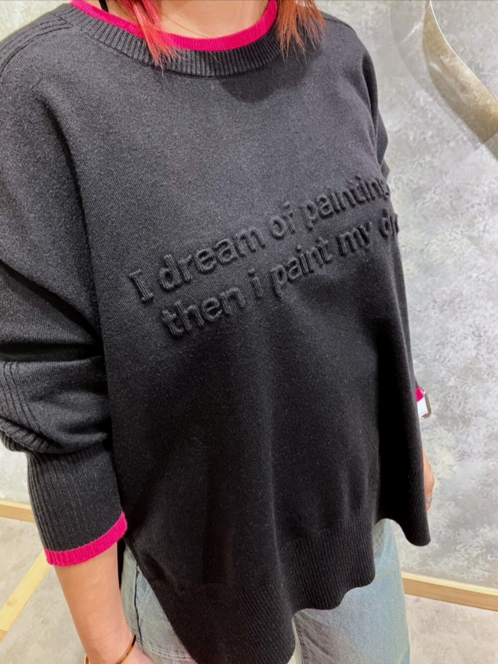 ブルー系のデニムパンツ、グレー系のブーツ、ピンク系のエコバッグ/サブバッグを着用したレディースの秋コーディネートの4枚目の写真