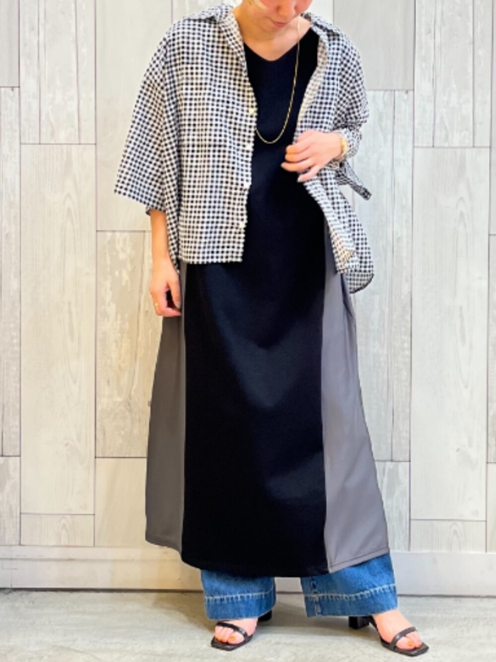 ブルー系のデニムパンツ、その他のシャツ/ブラウス、ブラック系のワンピースを着用したレディースの夏コーディネートの2枚目の写真