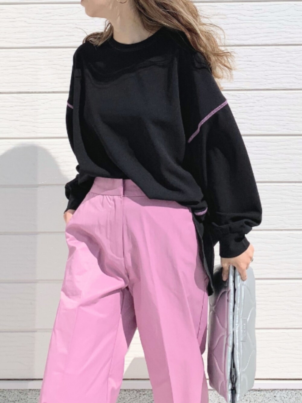 ブラック系のTシャツ/カットソー、シルバー系のクラッチバッグ、ピンク系のその他パンツを着用したレディースの春コーディネートの4枚目の写真