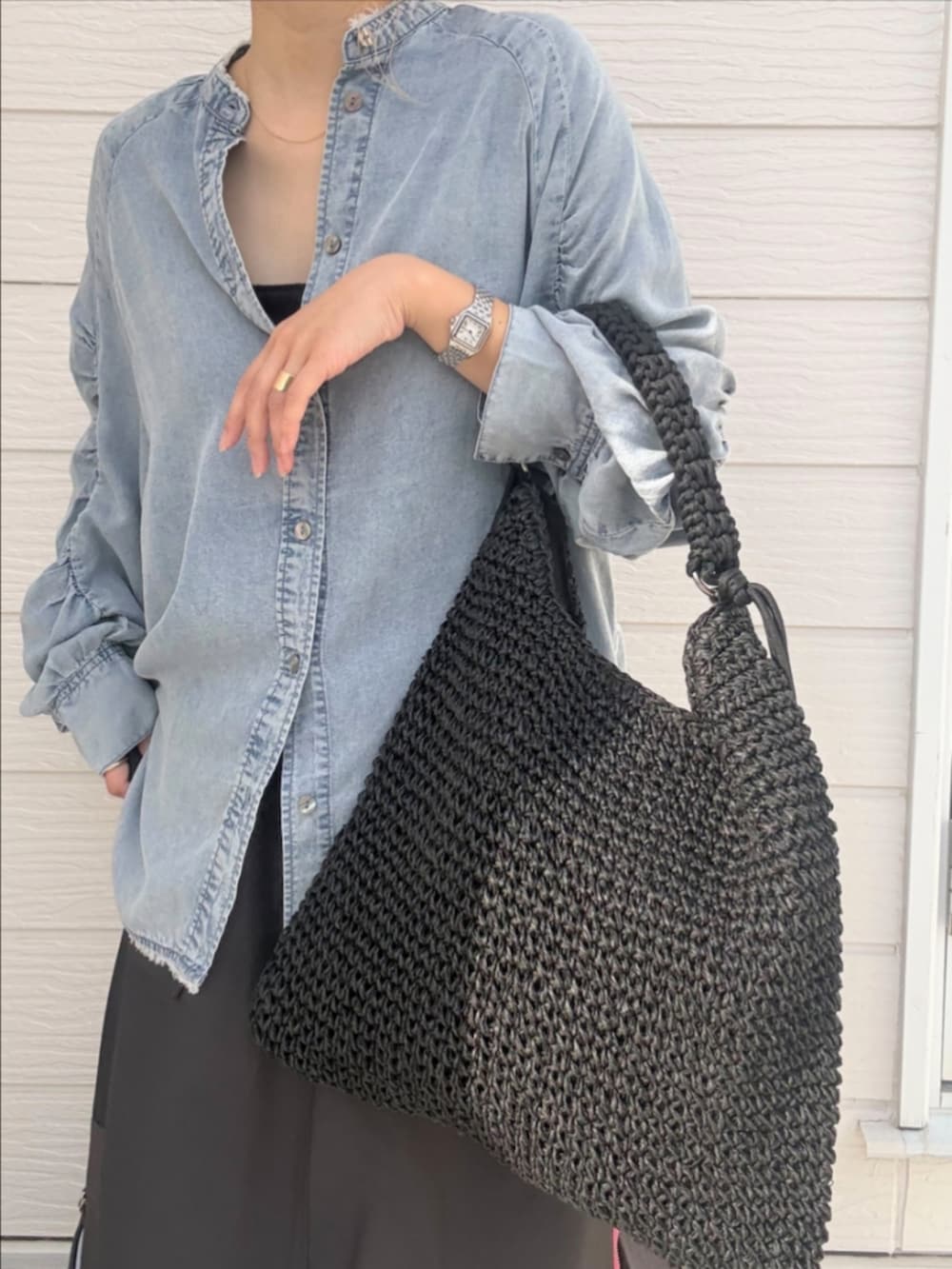 グレー系のスカート、ブラック系のスニーカー、ブルー系のシャツ/ブラウスを着用したレディースの冬コーディネートの5枚目の写真