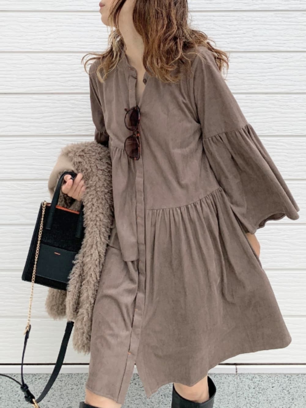 ブルー系のデニムパンツ、ブラック系のローファー、ブラック系のショルダーバッグを着用したレディースの秋コーディネートの4枚目の写真