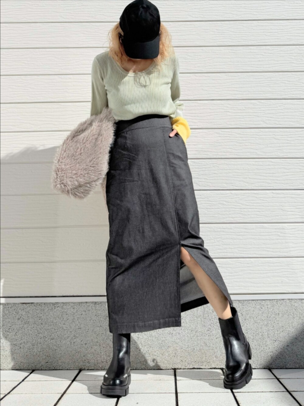 ブラック系のブーツ、ベージュ系のノーカラーコート、グレー系のニット/セーターを着用したレディースの秋コーディネートの2枚目の写真