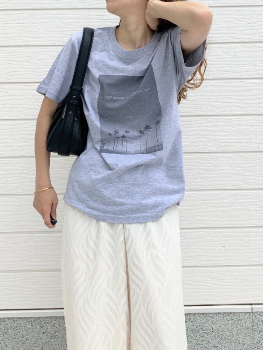 ブラック系のショルダーバッグ、ホワイト系のその他パンツ、シルバー系のスニーカーを着用したレディースの春コーディネートの3枚目の写真