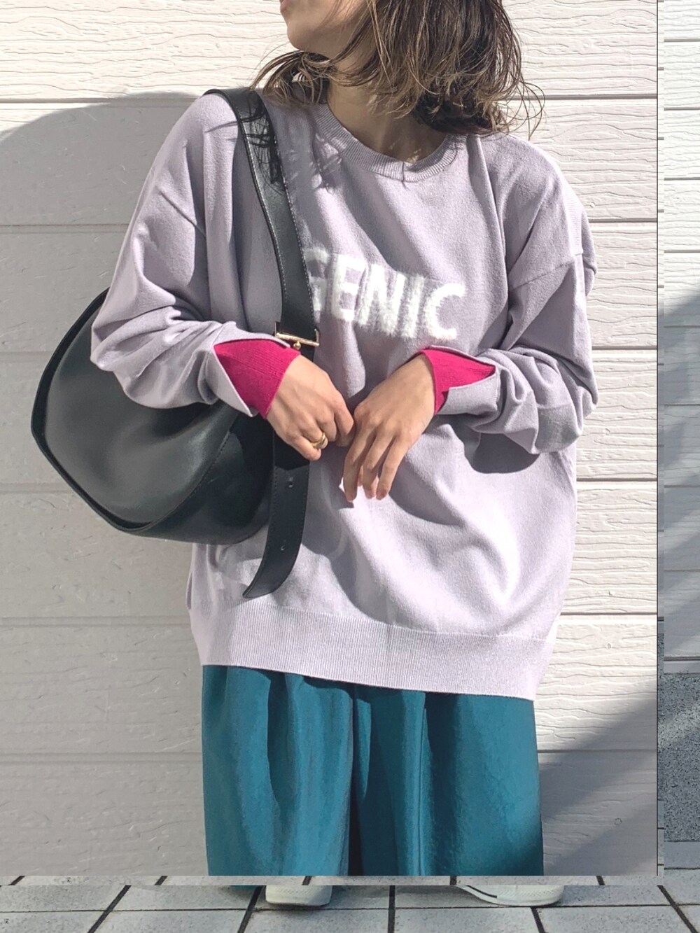 ブルー系のその他パンツ、ブラック系のスニーカー、グレー系のニット/セーターを着用したレディースの冬コーディネートの3枚目の写真