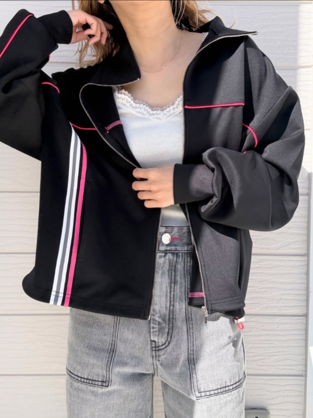 ブラック系のその他アウター、グレー系のデニムパンツを着用したレディースの春コーディネートの4枚目の写真