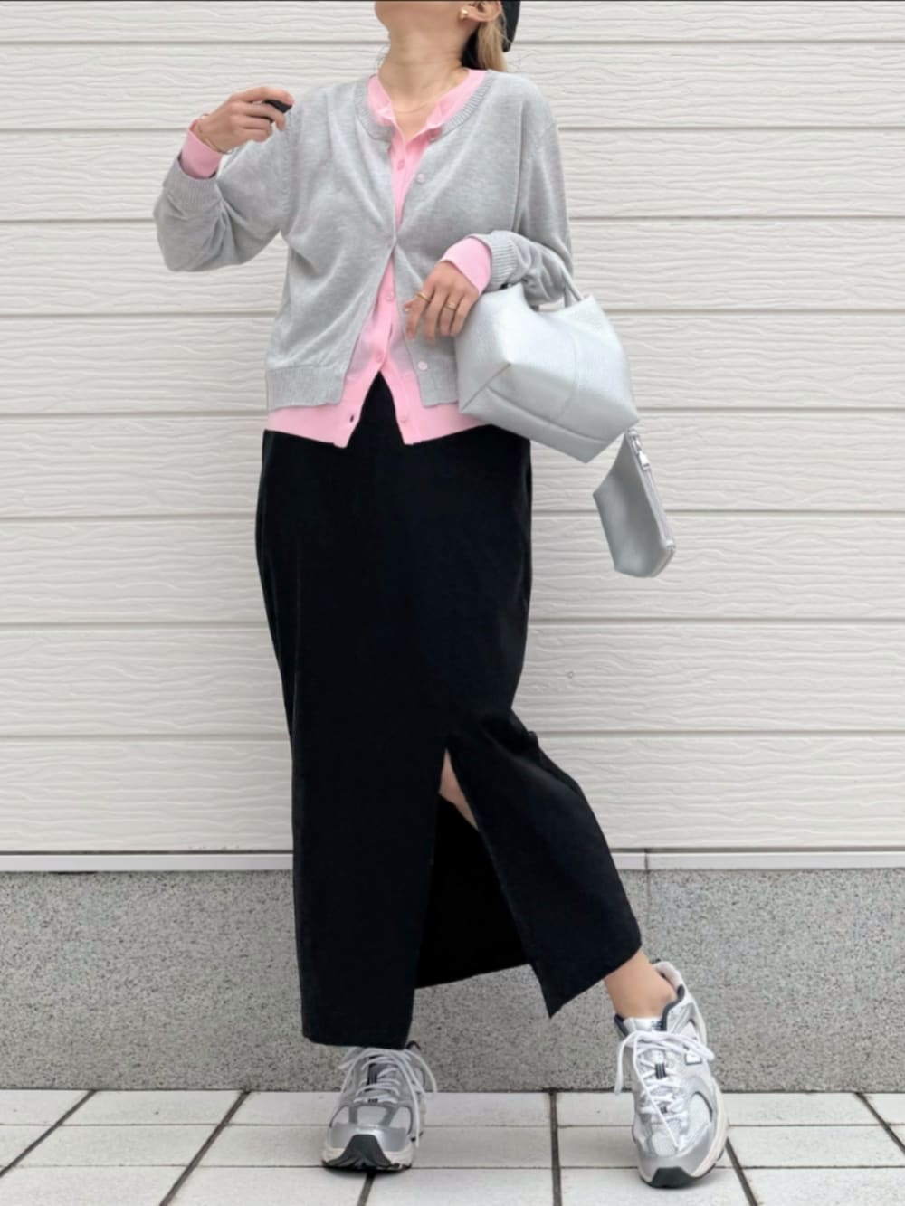 シルバー系のスニーカー、ブラック系のスカート、シルバー系のトートバッグを着用したレディースの春コーディネートの2枚目の写真