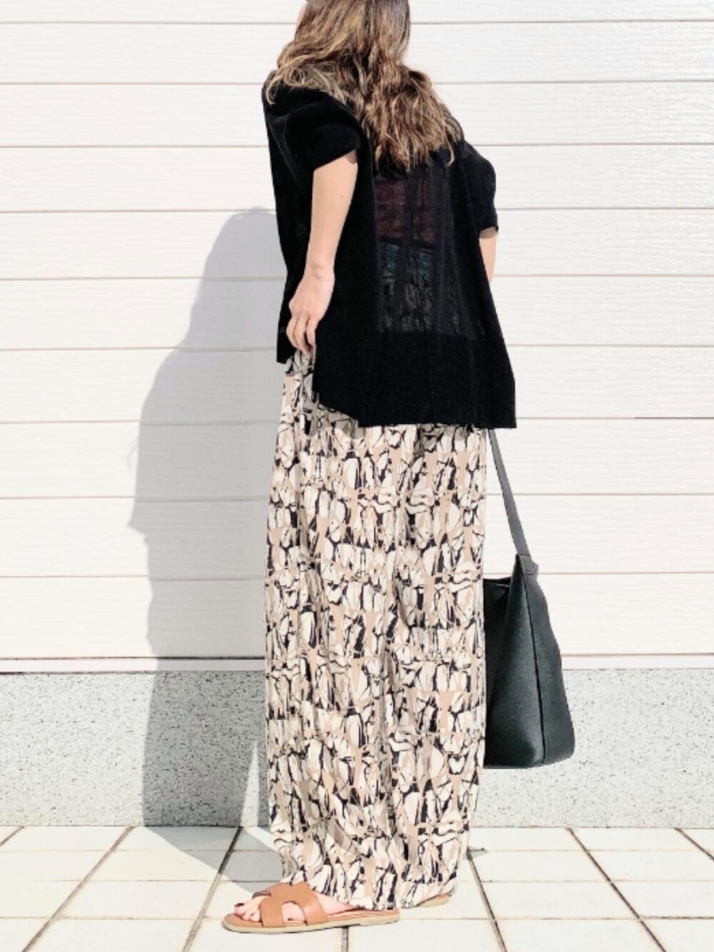 ブラウン系のその他パンツ、ブラック系のトートバッグ、イエロー系のサンダルを着用したレディースの春コーディネートの2枚目の写真