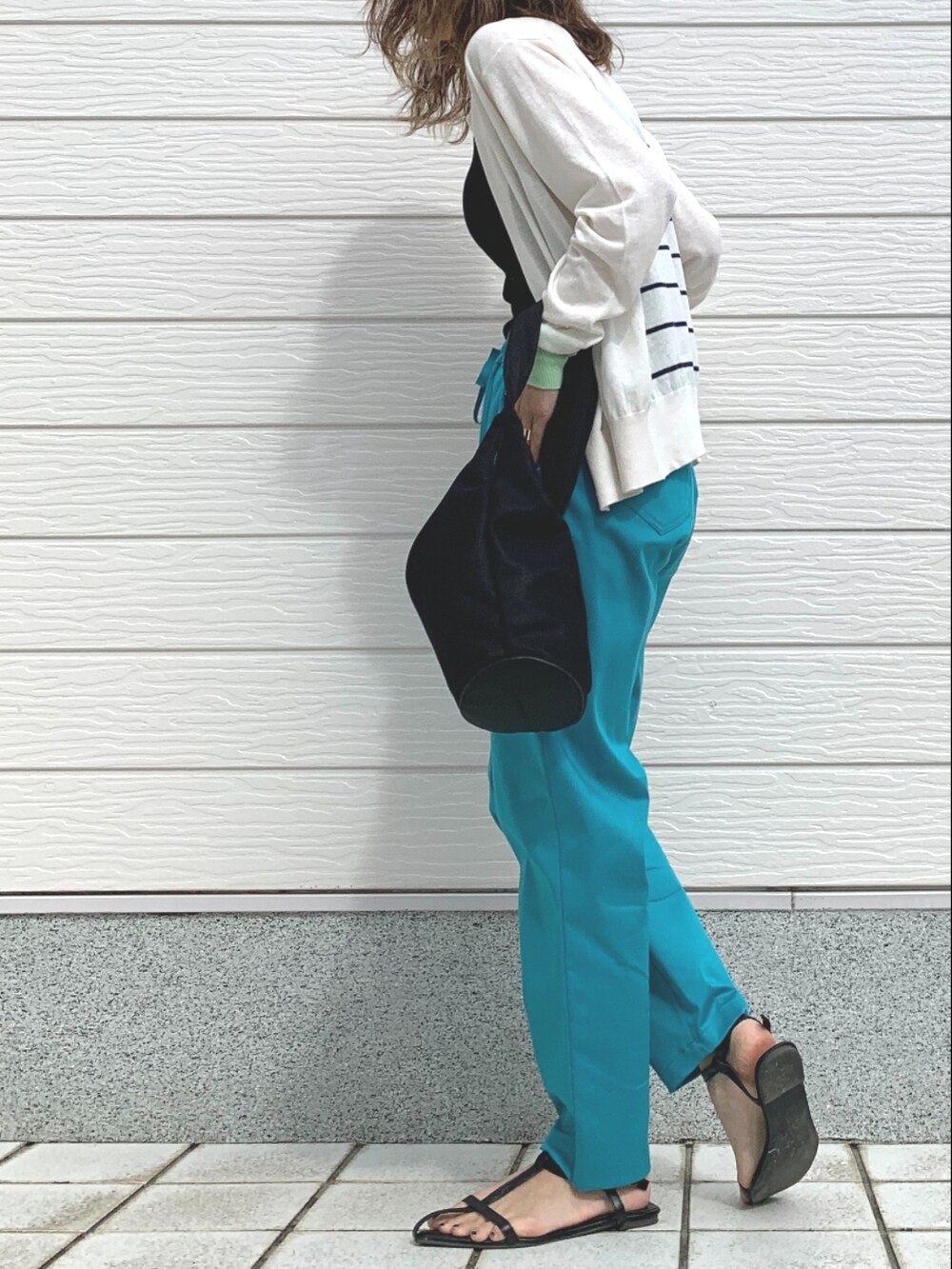 ブルー系のその他パンツ、ブラック系のショルダーバッグ、ブラック系のキャミソールを着用したレディースの春コーディネートの2枚目の写真