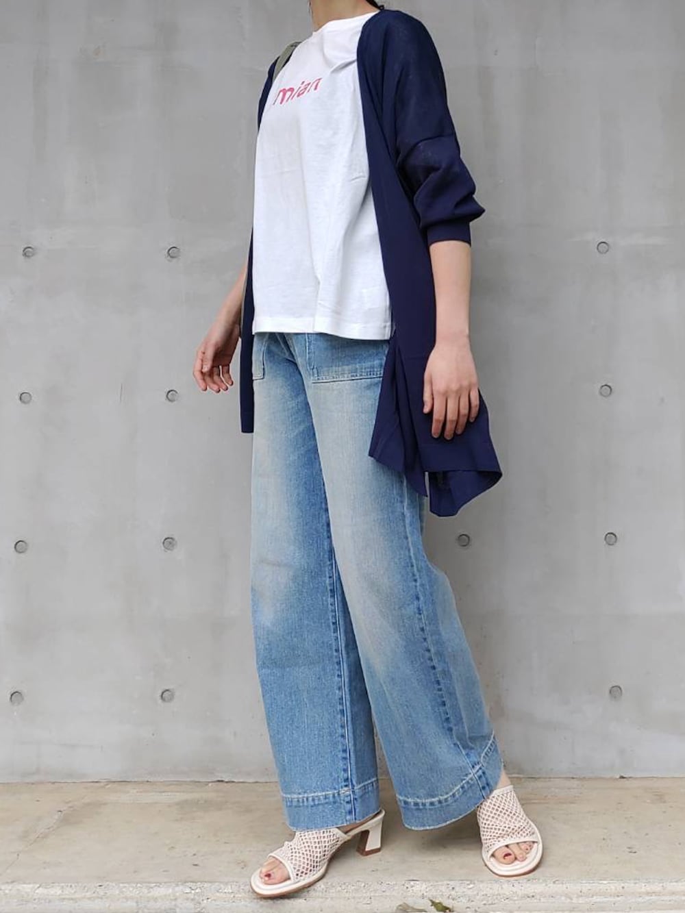 ホワイト系のTシャツ/カットソー、ブルー系のカーディガン/ボレロ、ブルー系のデニムパンツを着用したレディースの春コーディネートの2枚目の写真