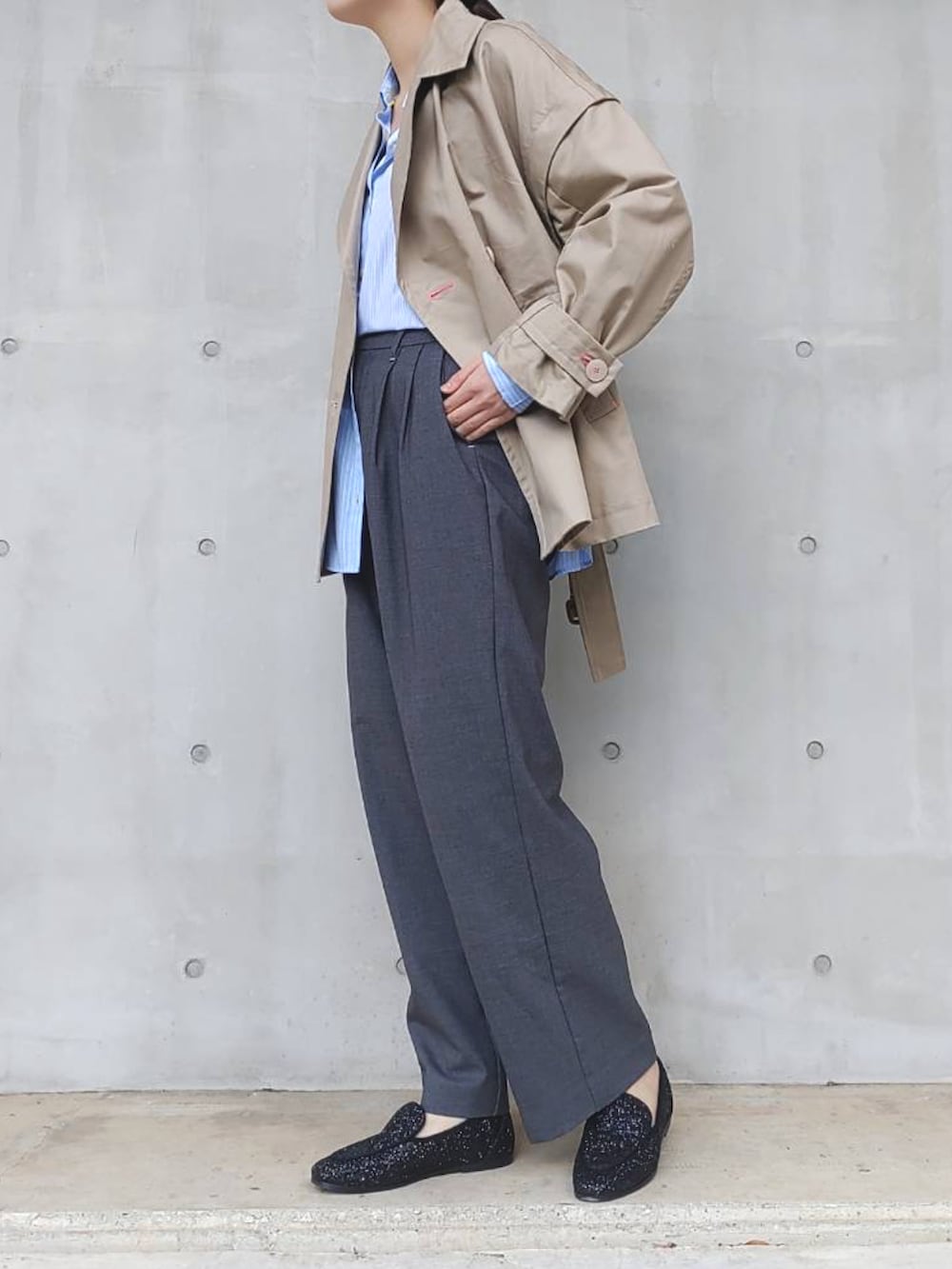 ブルー系のシャツ/ブラウス、グレー系のスラックス、ブラック系のローファーを着用したレディースの冬コーディネートの4枚目の写真