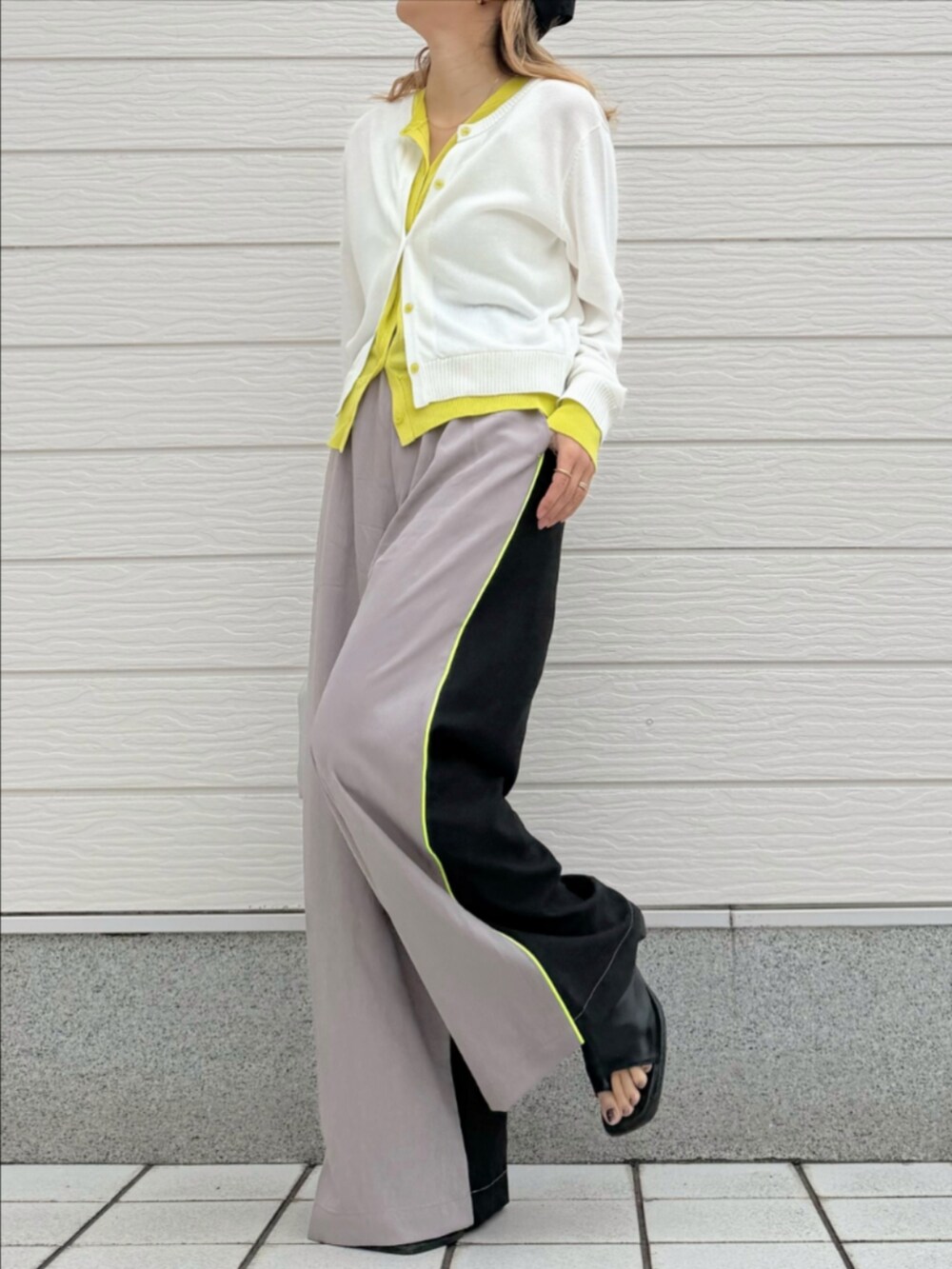 ベージュ系のその他パンツ、ホワイト系のカーディガン/ボレロ、シルバー系のトートバッグを着用したレディースの春コーディネートの3枚目の写真