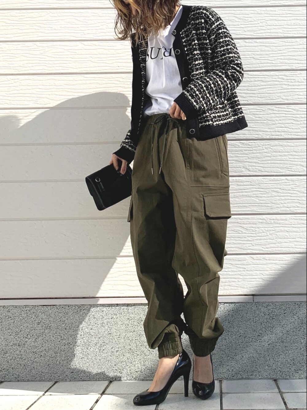 グリーン系のその他パンツ、ブラック系のカーディガン/ボレロ、ホワイト系のTシャツ/カットソーを着用したレディースの冬コーディネートの2枚目の写真