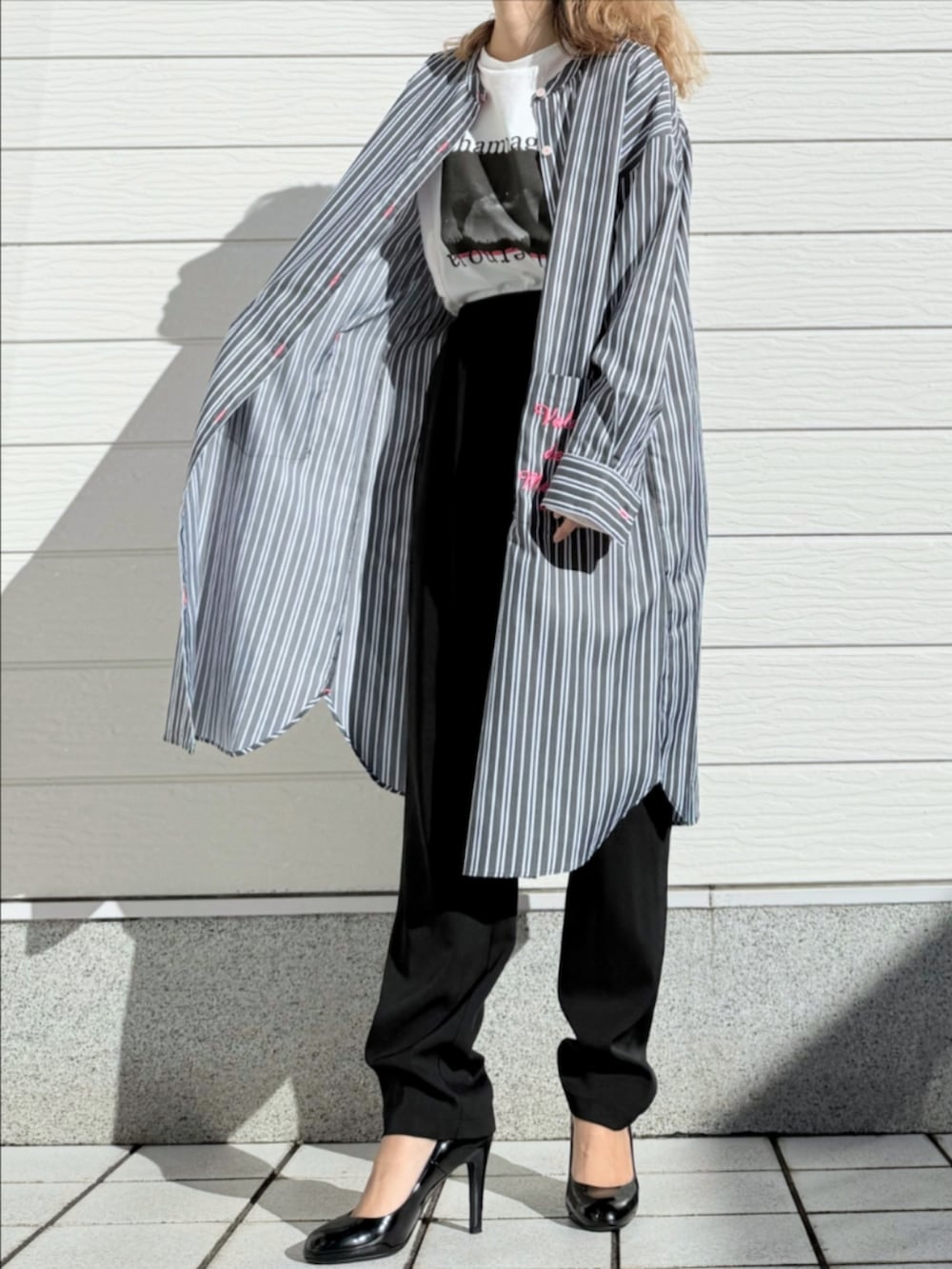 ブラック系のその他パンツ、ブラック系のシャツワンピース、ホワイト系のTシャツ/カットソーを着用したレディースの秋コーディネートの2枚目の写真