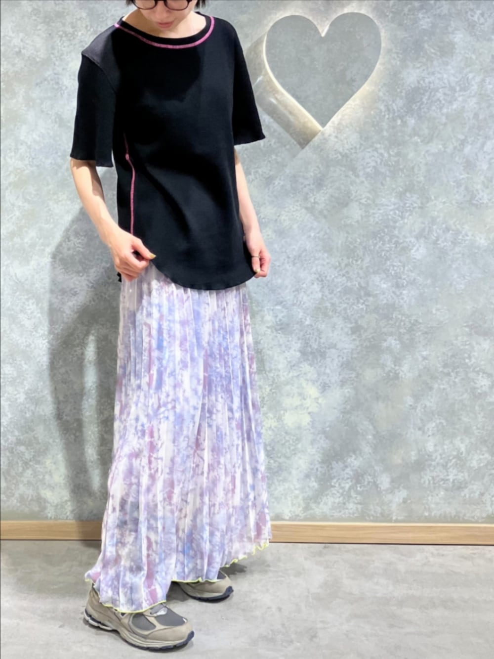 ホワイト系のトートバッグを着用したレディースの春コーディネートの2枚目の写真