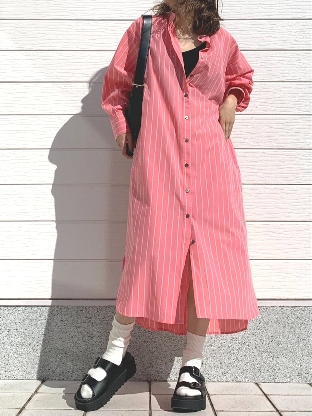 「春コーデ、シャツワンピ、ピンク、ビビットカラー、ハーフパンツ、タックパンツ、サンダルに靴下、バンドカラーシャツ、ピンストライプ、おでかけコーデ」｜「GUのアイテム（サンダル、ブラック系）」を使った、Q♥Officialさん（レディース・155cm）の春コーディネートの2枚目の写真