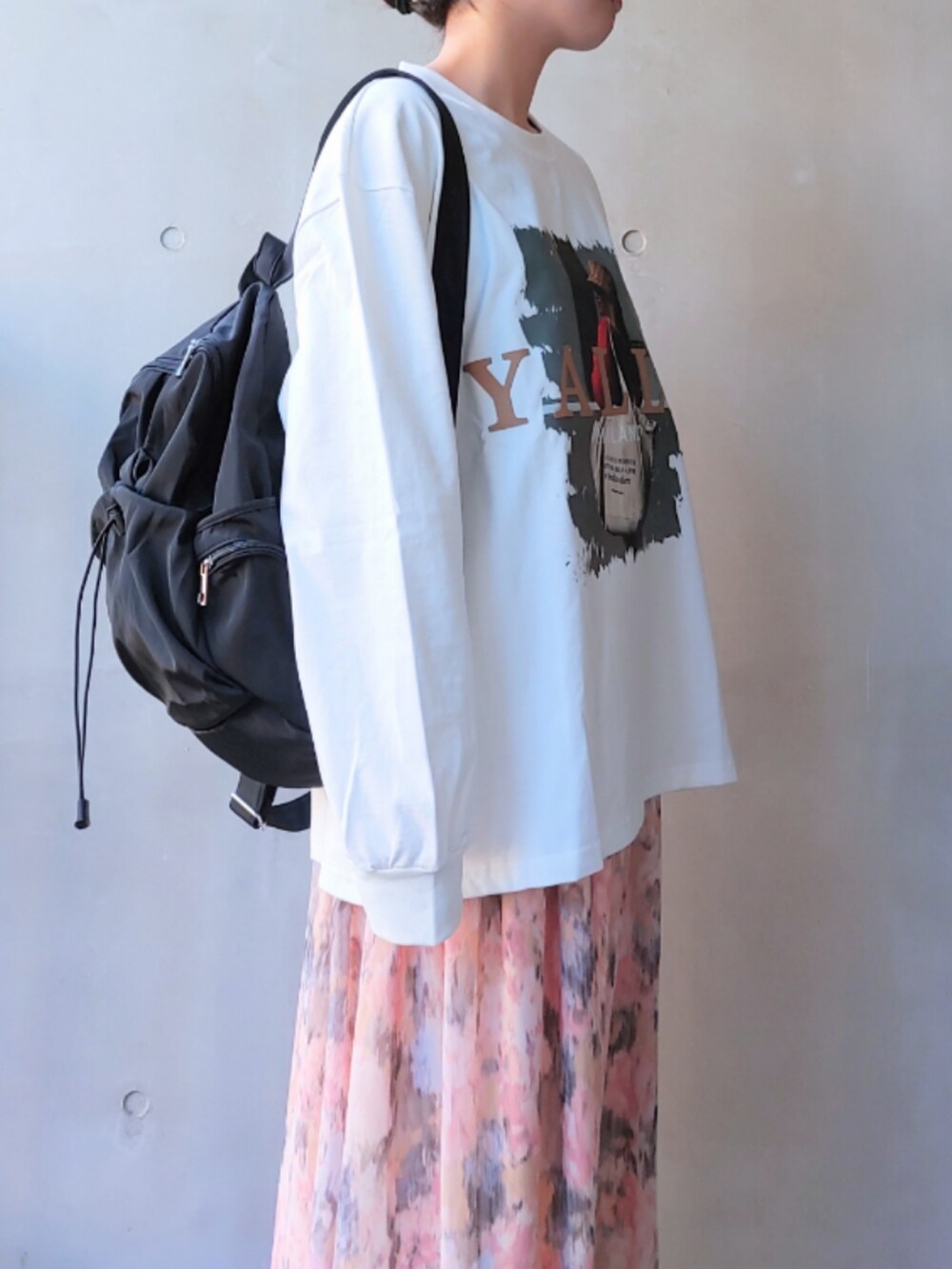 ブラック系のバックパック/リュック、イエロー系のスカート、ホワイト系のスニーカーを着用したレディースの冬コーディネートの4枚目の写真