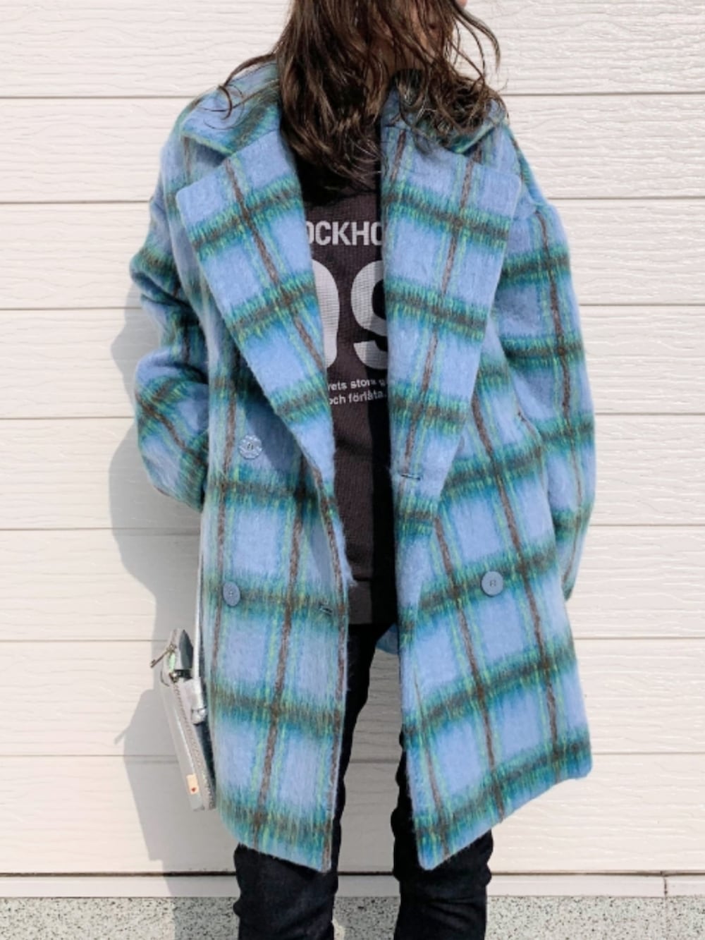 ブルー系のデニムパンツ、ブラック系のローファー、シルバー系のショルダーバッグを着用したレディースの秋コーディネートの3枚目の写真