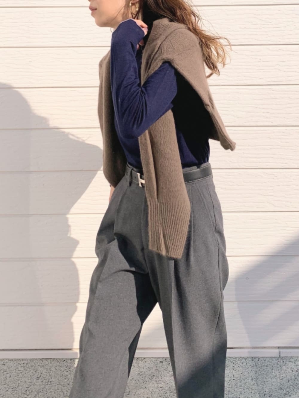 グレー系のその他パンツ、ブラック系のローファー、ブラウン系のニット/セーターを着用したレディースの冬コーディネートの4枚目の写真