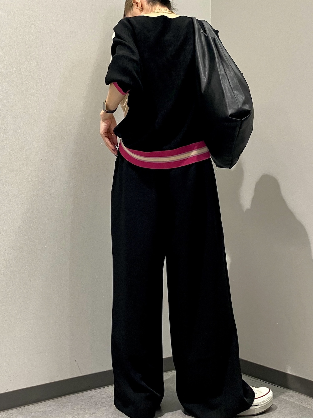 ブラック系のその他パンツ、ブラック系のニット/セーターを着用したレディースの秋コーディネートの5枚目の写真